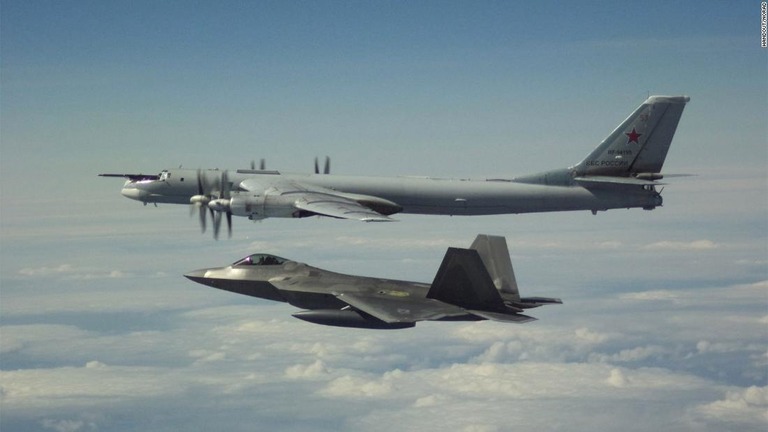 ロシアのＴｕ９５爆撃機（上）をインターセプトする米軍のＦ２２戦闘機/Handout/NORAD