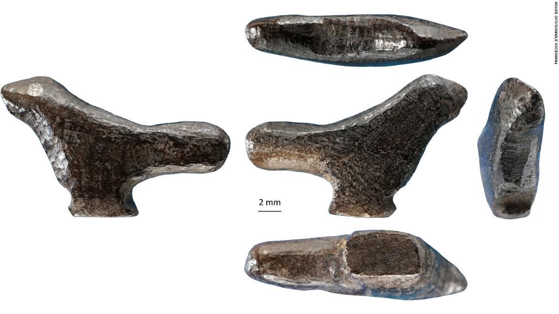 鳥の置物は東アジアで発見された最古の立体彫刻とされている/Francesco d'Errico/Luc Doyon