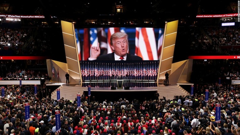 トランプ氏が党の候補指名をフロリダ州ジャクソンビルで受諾すると発表した/Alex Wong/Getty Images