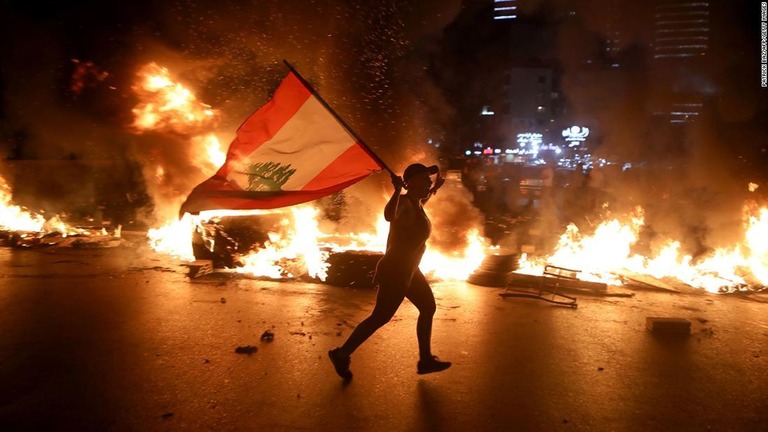 経済危機が深刻化するレバノンで、激しい反政府デモが起きている/Patrick Baz/AFP/Getty Images