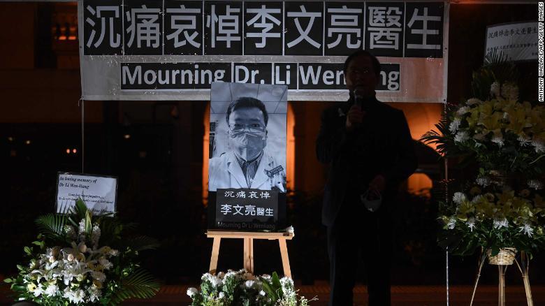 今年2月7日、香港で行われた李氏の追悼式/Anthony Wallace/AFP/Getty Images