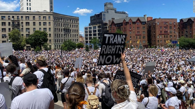 トランスジェンダーの権利について支持を表明する人々＝１４日、米ニューヨーク市/Lauren Holt/CNN