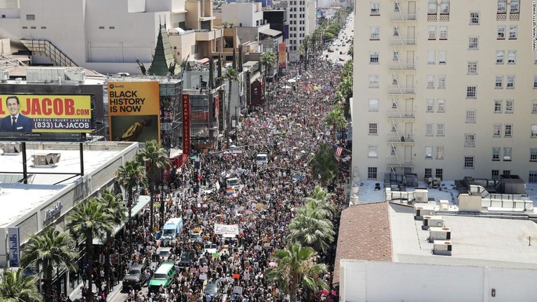 「オール・ブラック・ライブズ・マター」の抗議運動＝１４日、米カリフォルニア州ロサンゼルス/Mario Tama/Getty Images