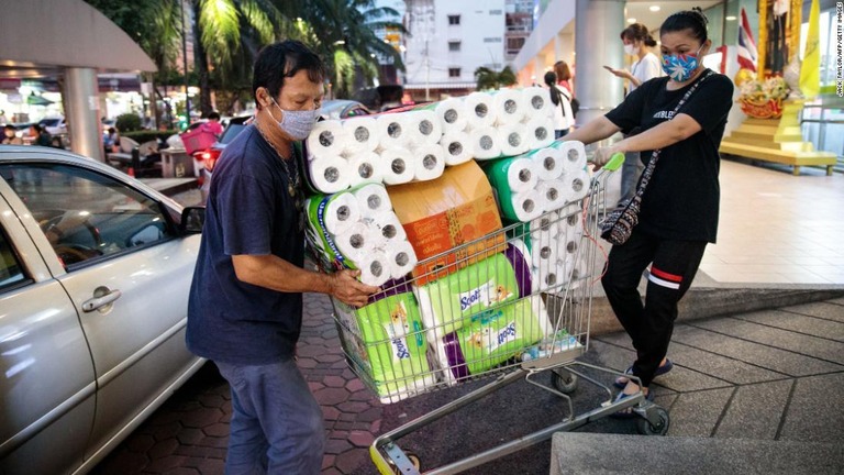 トイレットペーパーを買いだめする行動は「誠実さ」のせいだとする研究結果が発表された/Jack Taylor/AFP/Getty Images