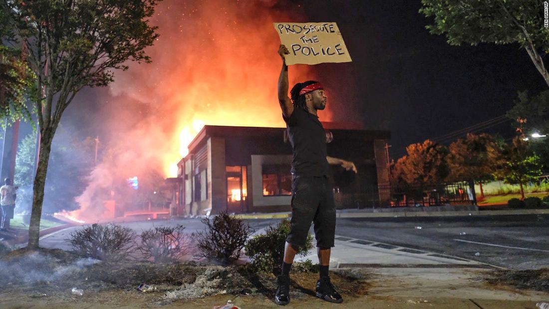 現場のファストフード店が炎に包まれる様子/Ben Gray/AP