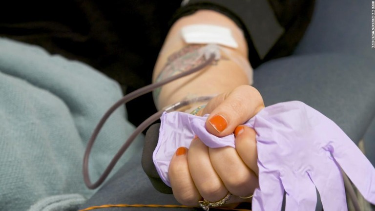 米赤十字が、献血者全員を対象に新型コロナの抗体検査を実施する/Brad Zerivitz/American Red Cross