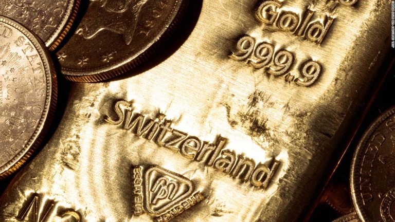 スイスの列車で金の延べ棒の忘れ物が発見され、当局が持ち主を探している/JOEL SAGET/AFP via Getty Images