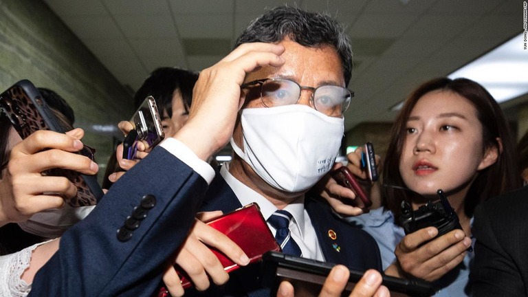 記者団からの質問を受ける金錬鉄・統一相/Yun Dong-jin/Yonhap/AP