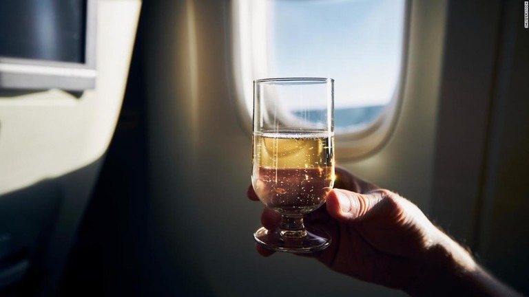 航空各社が相次いで機内でのアルコール飲料の提供を中止している/Shutterstock