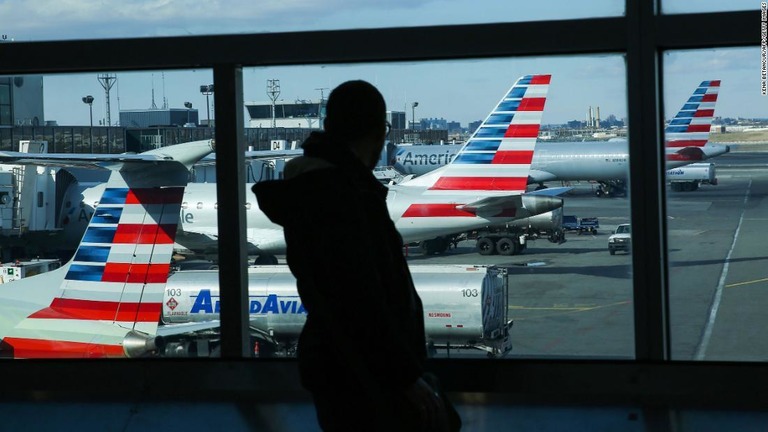 米アメリカン航空が、マスクの着用を拒否した乗客に飛行機から降りるよう要請した/Kena Betancur/AFP/Getty Images