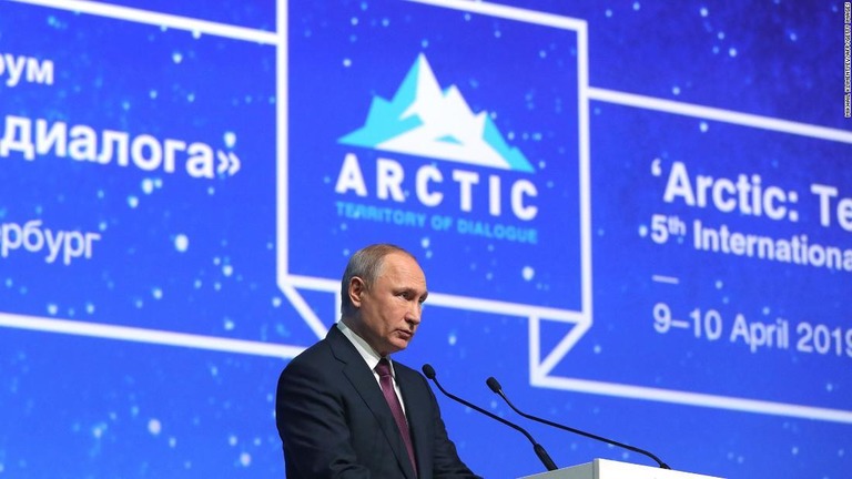 昨年４月、サンクトペテルブルクでの国際北極フォーラムでスピーチするプーチン大統領/Mikhail Klimentyev/AFP/Getty Images