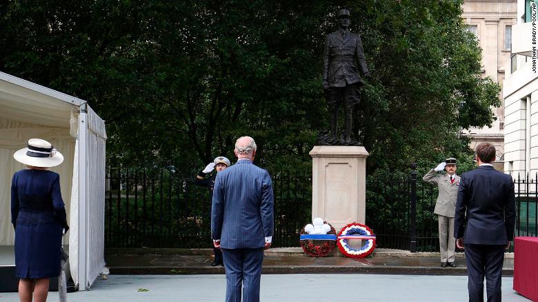 互いに距離を取ってド・ゴール将軍の像の前に立つマクロン大統領、チャールズ皇太子、カミラ夫人/Jonathan Brady/Pool/AP