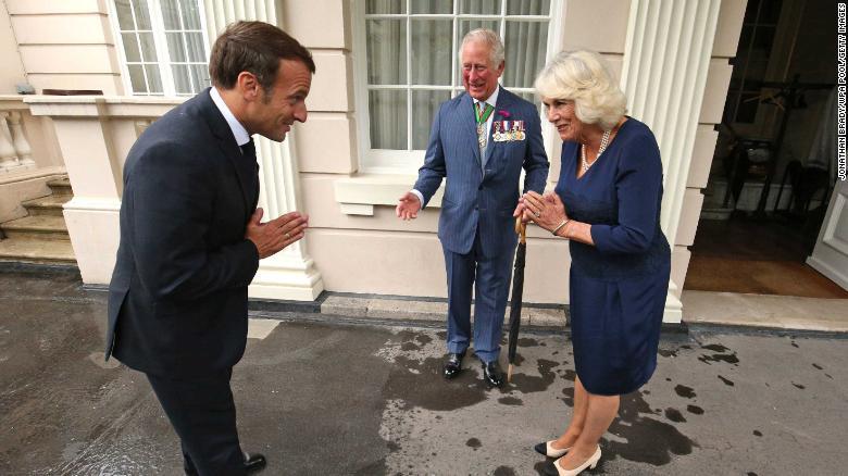 チャールズ皇太子、カミラ夫人と挨拶を交わすマクロン仏大統領/Jonathan Brady/WPA Pool/Getty Images