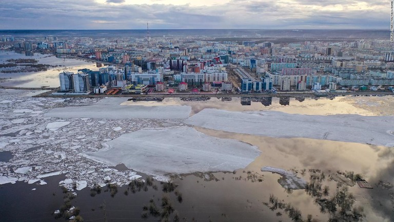 川に沿って約２３０キロを流れる氷＝ロシア・ヤクーツクのレナ川/Gavril Starostin/TASS/ZUMA