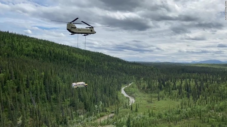 書籍や映画で有名になったアラスカ州の朽ちたバスが、ヘリで撤去された/Alaska National Guard