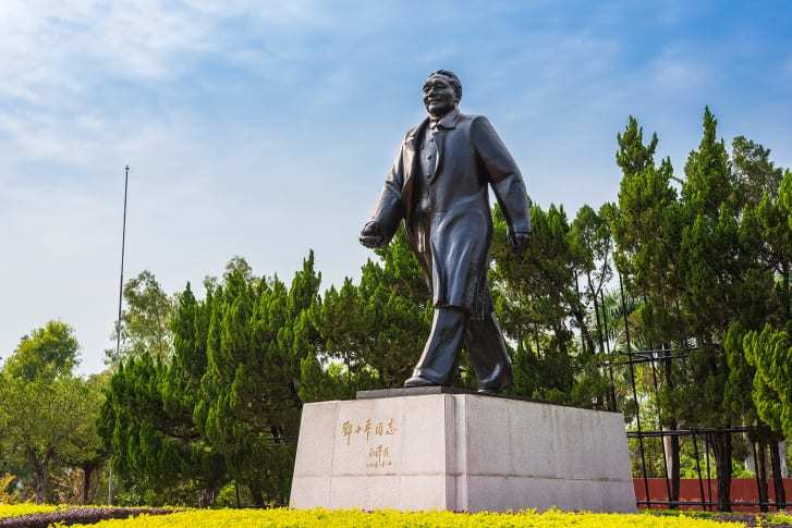 深センの蓮花山公園に立つトウ小平氏の銅像/Eric0911/Shutterstock