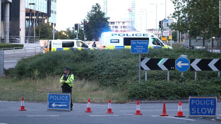 現場付近で警備にあたる警官＝２０日、英レディング/Steve Parsons/PA Images/Reuters