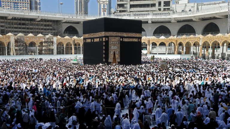 メッカにあるカーバ神殿の周りを歩く巡礼者＝２月２７日/Abdulghani Basheer/AFP/Getty Images