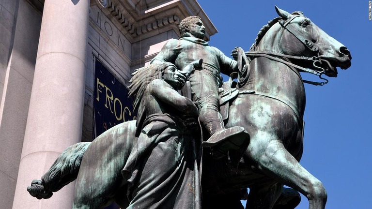 米自然史博物館前のセオドア・ルーズベルト元大統領の像が撤去される/Shutterstock