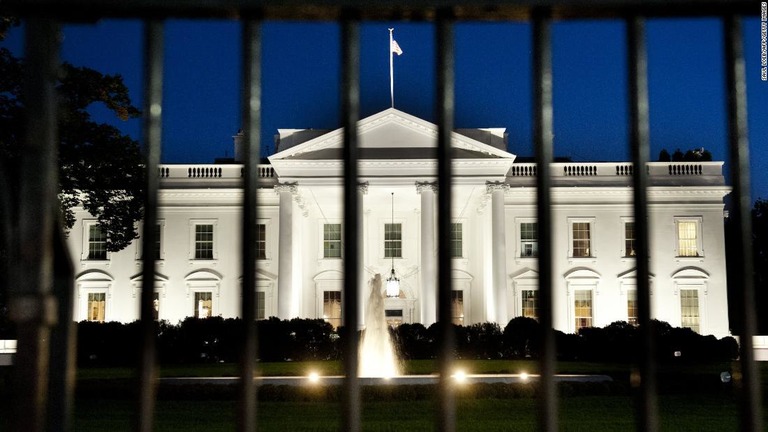 米大統領警護隊が、ホワイトハウスの記者団に敷地外への即時退去を求める指示を出した/Saul Loeb/AFP/Getty Images