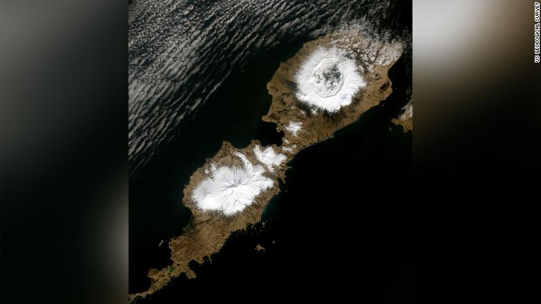衛星画像がとらえたオクモック火山の直径１０キロのクレーター（右上）＝２０１４年５月３日/US Geological Survey
