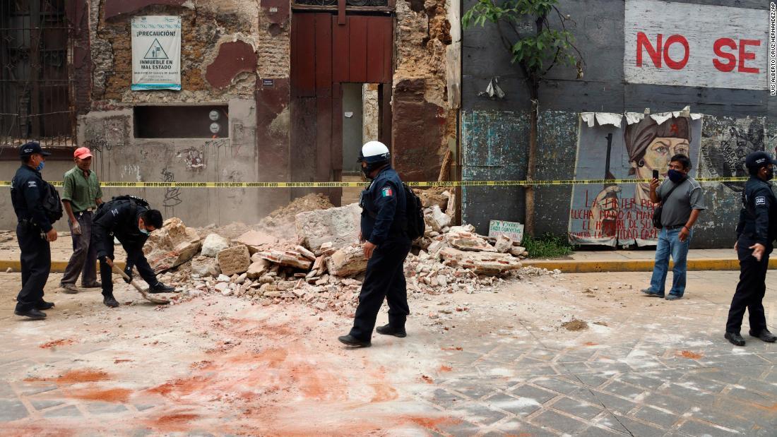 オアハカ州の地震で損壊した建物のがれきを除去する警察官/Luis Alberto Cruz Hernandez/AP