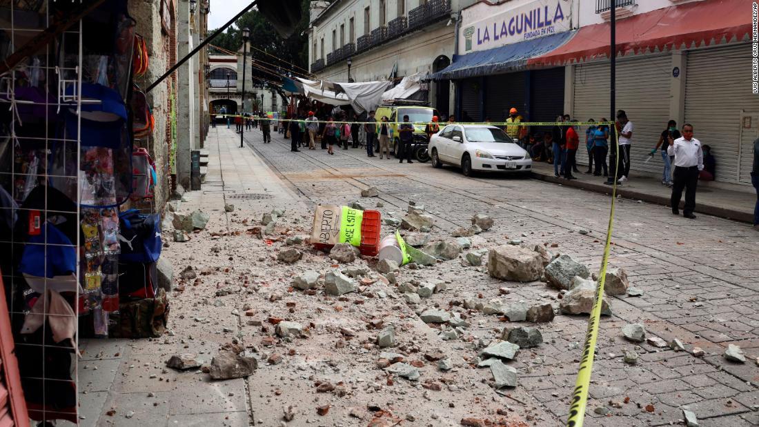 地震で被害を受けた建物のがれき/Luis Alberto Cruz Hernandez/AP