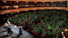 バルセロナの歌劇場が再開公演、満場の「植物」相手に
