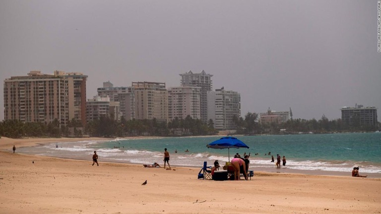 サハラ砂漠から飛来した砂が、カリブ海の本来の青空を灰色に煙らせている/Ricardo Arduengo/AFP/Getty Images