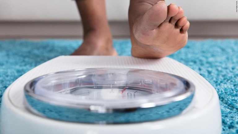 ５０歳以上で腹囲が平均値を上回る人は将来認知症にかかるリスクが高いという/Shutterstock