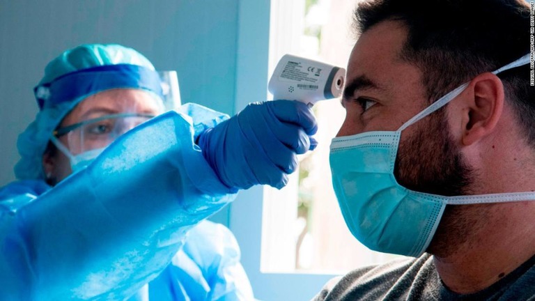 中米コスタリカの首都、サンホセにある医院で検温を受ける男性/EZEQUIEL BECERRA/AFP/AFP via Getty Images