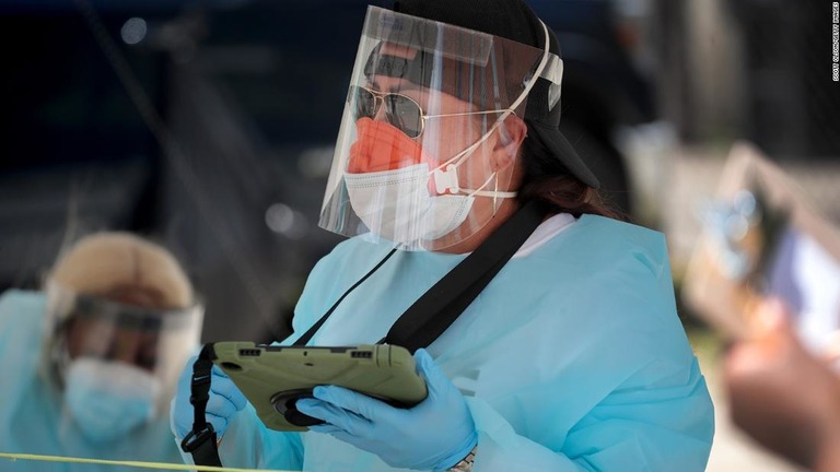 新型コロナウイルス感染症の検査を行う医療従事者＝２３日、米イリノイ州シカゴ/Scott Olson/Getty Images