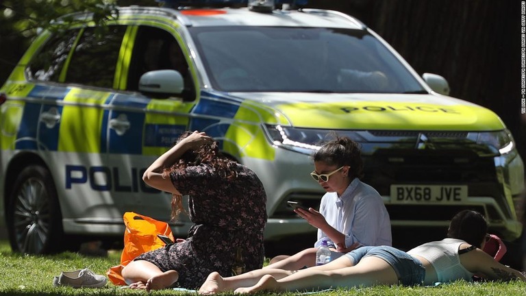 今年５月、封鎖措置が行われているロンドンで日光浴をする人々/Yui Mok - PA Images/PA Images/PA Images via Getty Images