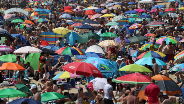 色鮮やかなビーチパラソルが林立する海岸の光景/Andrew Matthews/PA/Getty Images