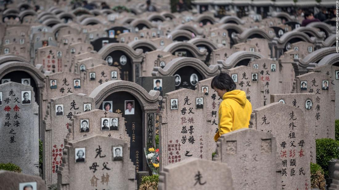 「墓掃除の日」とも呼ばれる清明節に、上海の墓地を訪れる女性＝２０１８年４月６日/JOHANNES EISELE/AFP/AFP via Getty Images