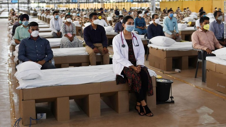 開院イベントに参加した医療関係者ら＝２７日/Vipin Kumar/Hindustan Times via Getty Images