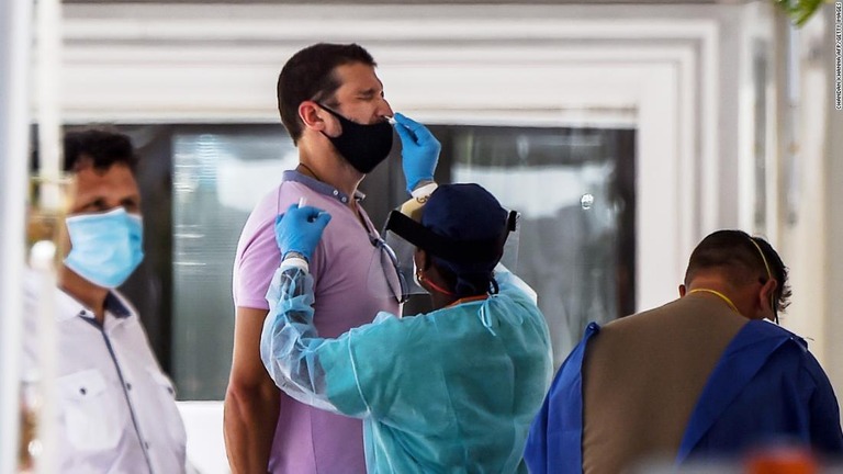 医療従事者が男性から検体を採取する様子＝２４日、フロリダ州/Chandan Khanna AFP/Getty Images