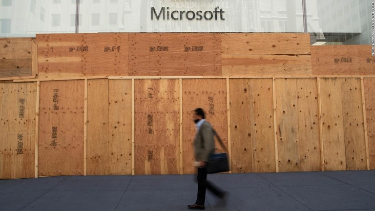 板張りにされたマイクロソフトの実店舗＝８日、ニューヨーク/Kena Betancur/VIEWpress/Getty Images