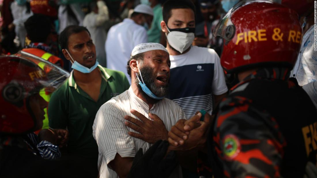 救助隊が遺体を収容した後、遺族が悲嘆に暮れる様子/Rehman Asad/Barcroft Media/Getty Images