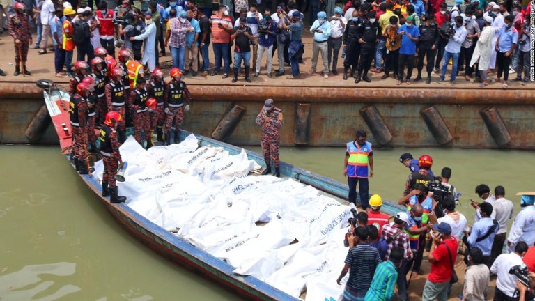 バングラデシュの首都ダッカでフェリーが沈没し、少なくとも３２人が死亡した/Sultan Mahmud Mukut/SOPA Images/Sipa