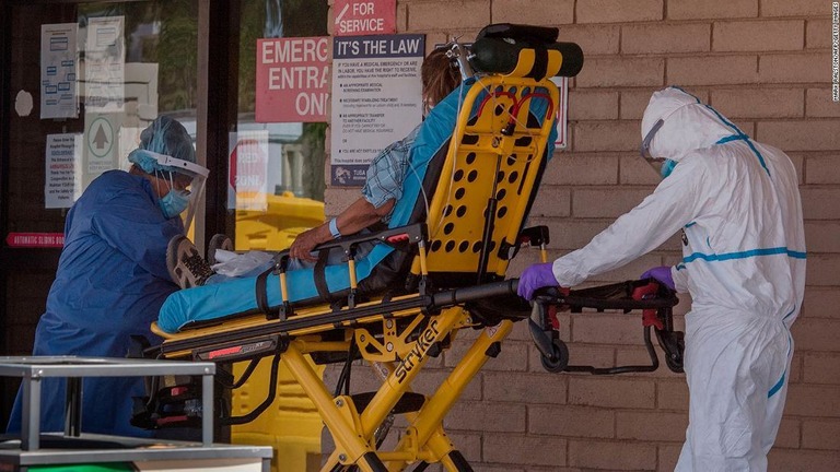 米アリゾナ州は新型コロナウイルスの感染者が急増したことで厳しい制限を再導入する/Mark Ralston/AFP/Getty Images