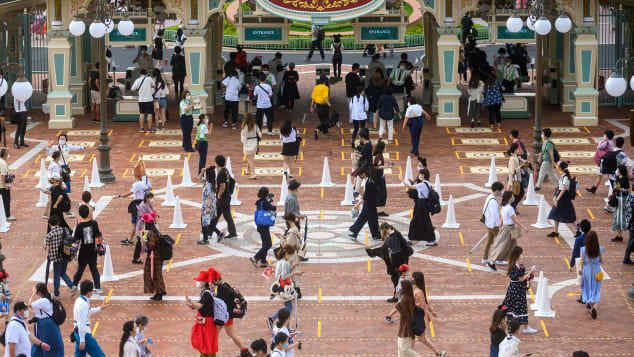 入園時の列も、相互の距離を確保する/Philip Fong/AFP/Getty Images