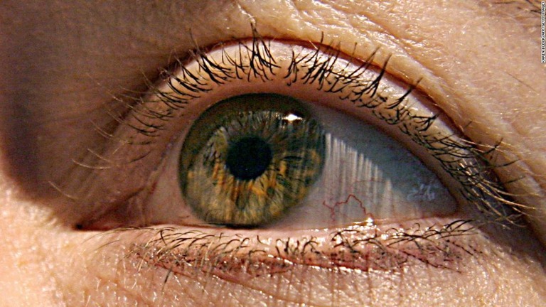 赤い光を見ることで加齢による視力の衰えが改善する可能性があるという/KAREN BLEIER/AFP/Getty Images