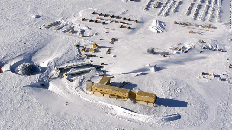 南極のアムンゼン・スコット基地。南極点の気温が世界平均の３倍超の早さで上昇していることがわかった/DAVID MCCARTHY/AFP/Getty Images