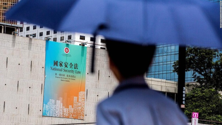 中国で成立した「香港国家安全維持法」が施行され、条文が公開された/Isaac Lawrence/AFP/Getty Images