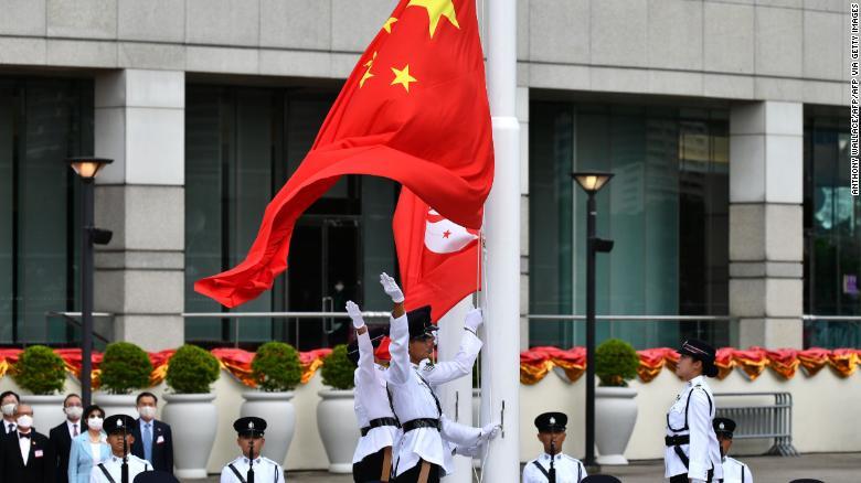 式典で掲揚される中国と香港の旗/ANTHONY WALLACE/AFP/AFP via Getty Images