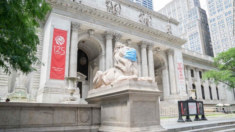 ニューヨーク公共図書館を見守るライオン像にもマスクがかけられた/Jonathan Blanc/New York Public Library