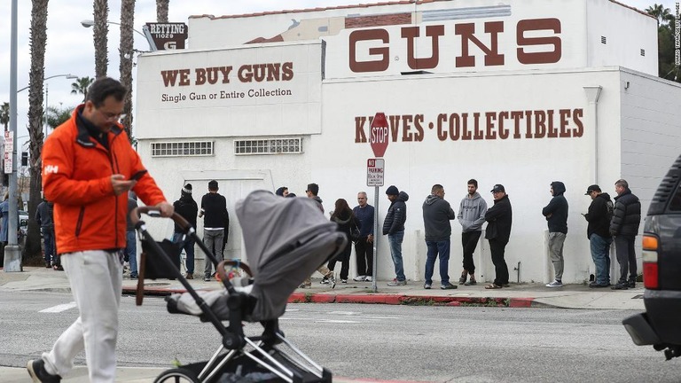 銃器店の外で並ぶ人々＝３月１５日、米カリフォルニア州/Mario Tama/Getty Images