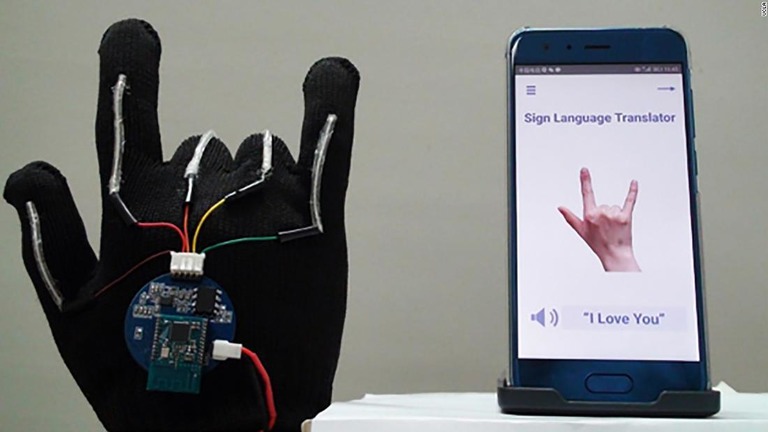 手袋のセンサーで手話を読み取り、スマートフォンに送信される装置が開発された/UCLA