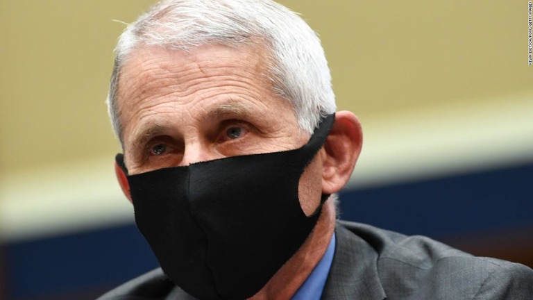 米国の感染対策を主導するファウチ氏が、マスク着用の指示強化を訴えた/Kevin Dietsch/Pool/Getty Images
